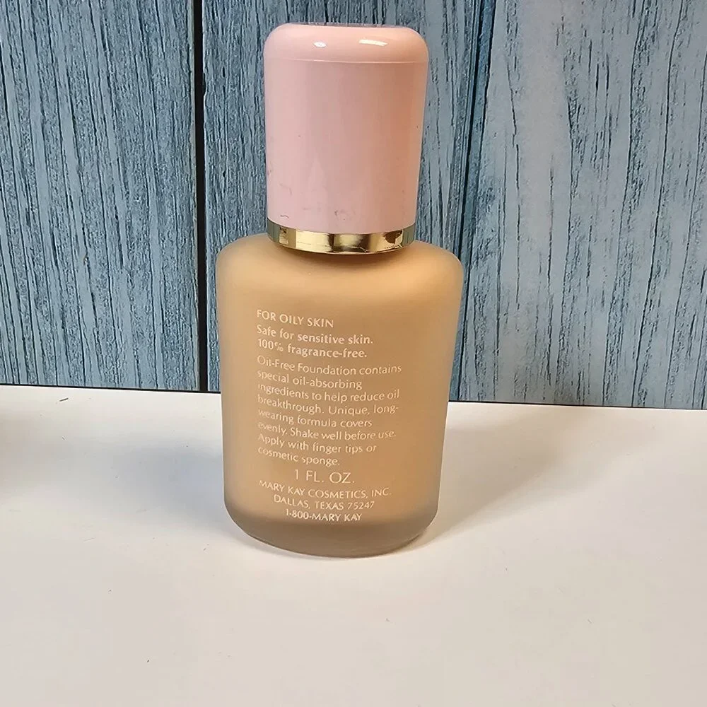 Mary Kay - Oil-Free Foundation Porcelain Ivory  #4488 - NIB‎ Old Stock